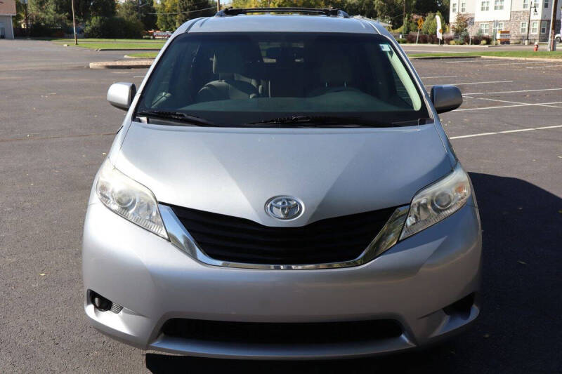 2011 Toyota Sienna LE 7-Passenger Auto Access Seat