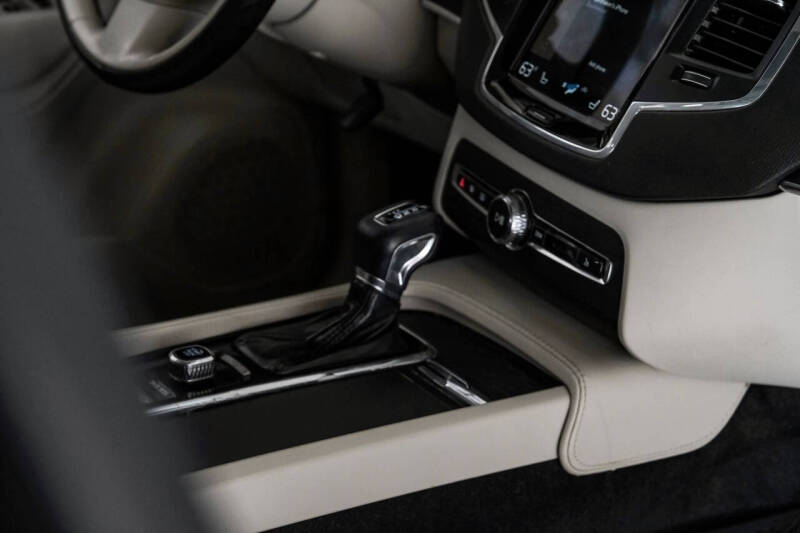 2020 Volvo XC90 T5 Momentum