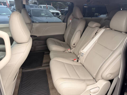 2017 Toyota Sienna XLE Premium 8-Passenger
