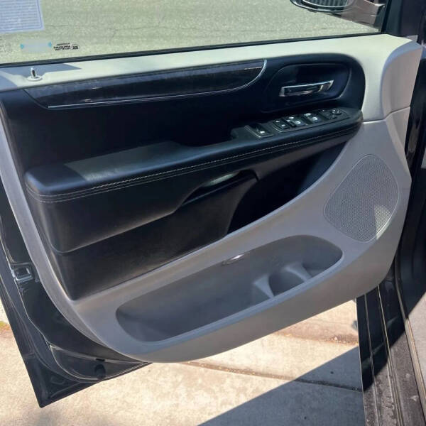 2014 Chrysler Town and Country Touring-L