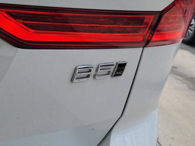 2024 Volvo XC60 B5 Core Dark Theme