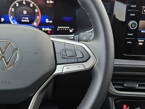 2025 Volkswagen Taos SE Black