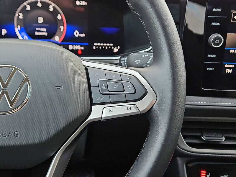 2025 Volkswagen Taos SE Black