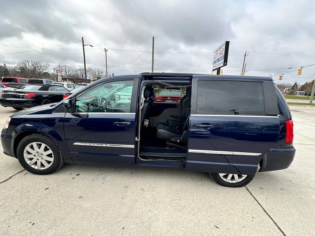 2016 Chrysler Town and Country for sale at River Rides Auto Sale in Riverview, MI