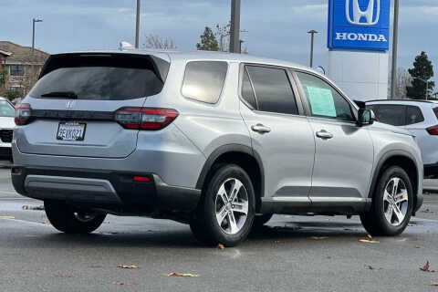 2023 Honda Pilot EX-L w/Rear Captain's Chairs