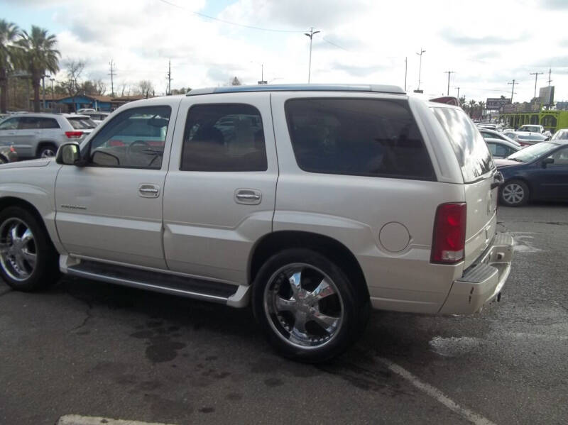 2004 Cadillac Escalade Base photo 13