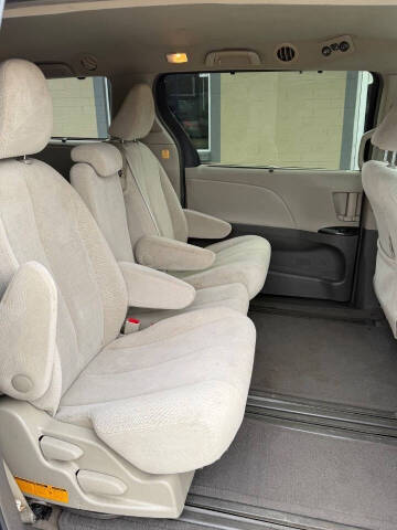 2012 Toyota Sienna LE 7-Passenger Auto Access Seat