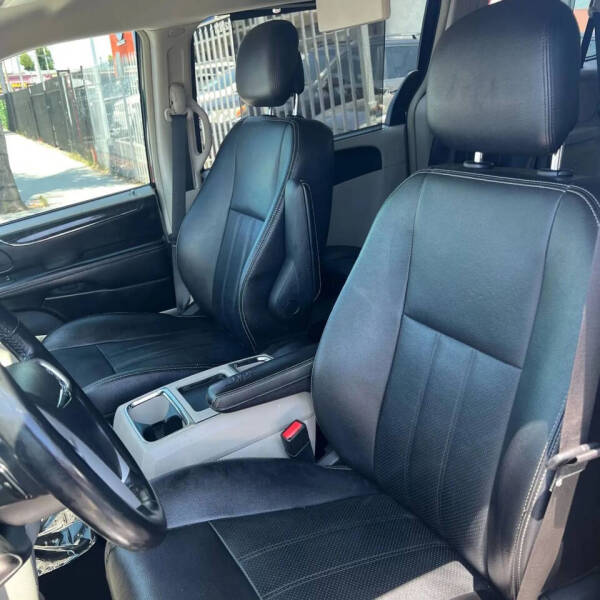 2014 Chrysler Town and Country Touring-L