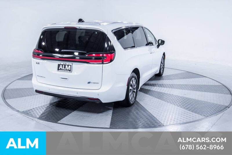 2024 Chrysler Pacifica Plug-In Hybrid Select