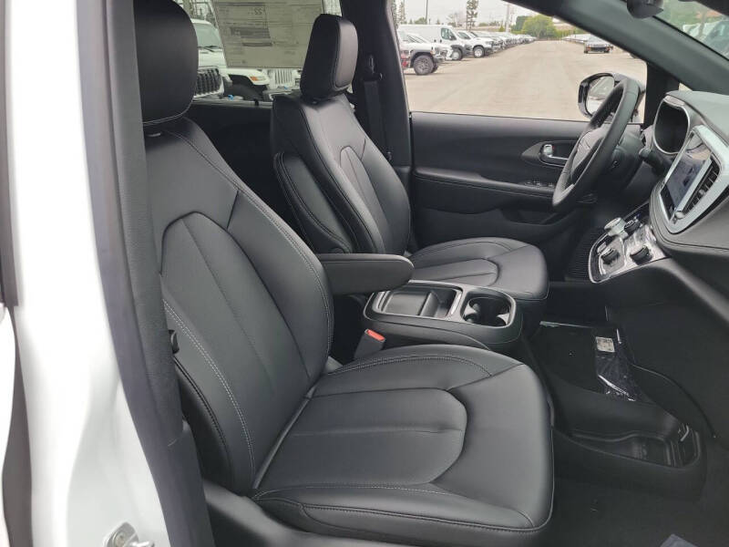 2027 Chrysler Pacifica Select