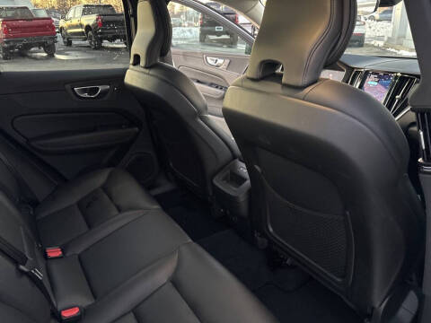 2025 Volvo XC60 B5 Core Dark Theme