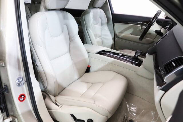 2016 Volvo XC90 T6 Momentum