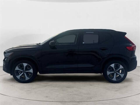 2023 Volvo XC40 B5 Plus Dark Theme