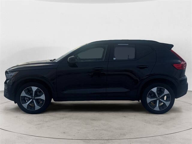 2023 Volvo XC40 B5 Plus Dark Theme