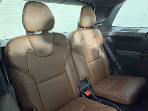 2023 Volvo XC90 Recharge T8 Ultimate Dark Theme