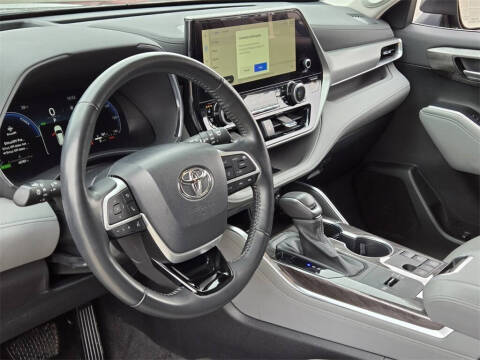 2023 Toyota Highlander Hybrid Platinum