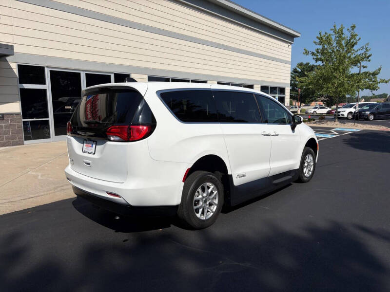 2022 Chrysler Voyager LX