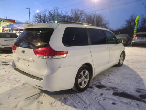 2012 Toyota Sienna LE 8-Passenger