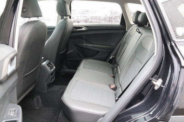 2025 Volkswagen Taos SE Black 4Motion