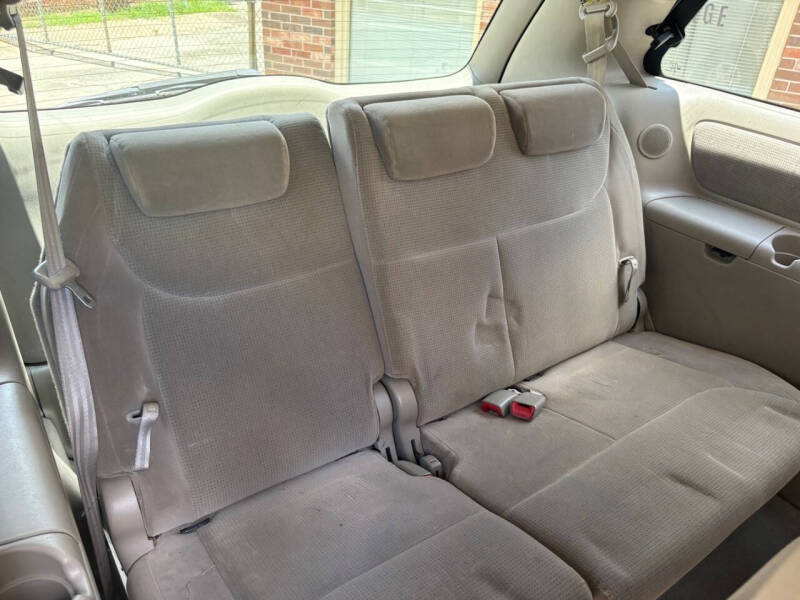 2004 Toyota Sienna LE 8 Passenger