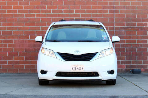 2013 Toyota Sienna LE 8-Passenger