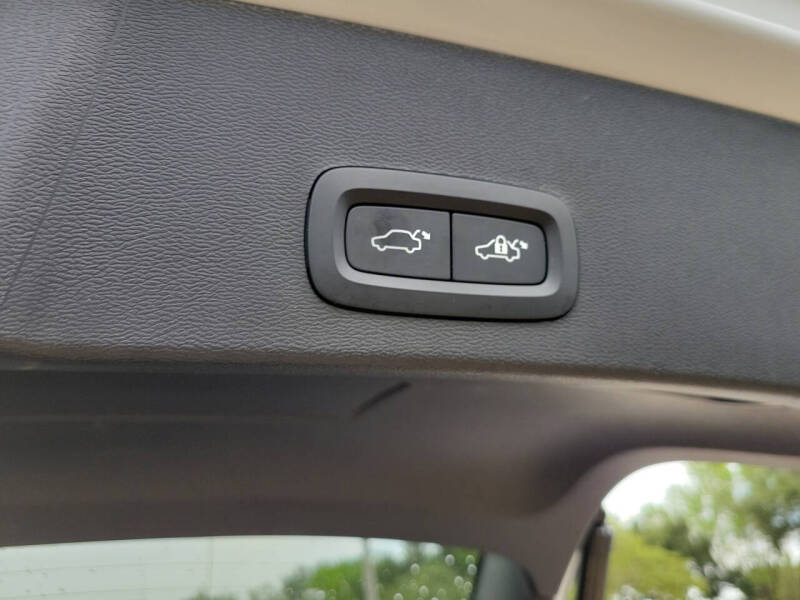 2024 Volvo XC40 B5 Plus Bright Theme