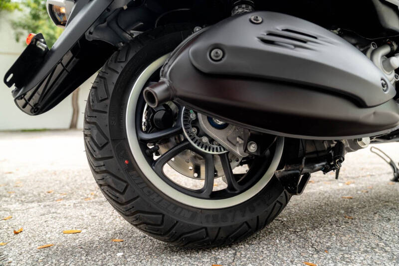 2023 Vespa 300
