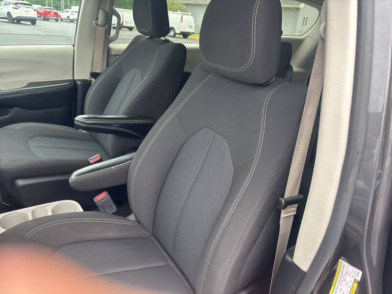 2022 Chrysler Voyager LX