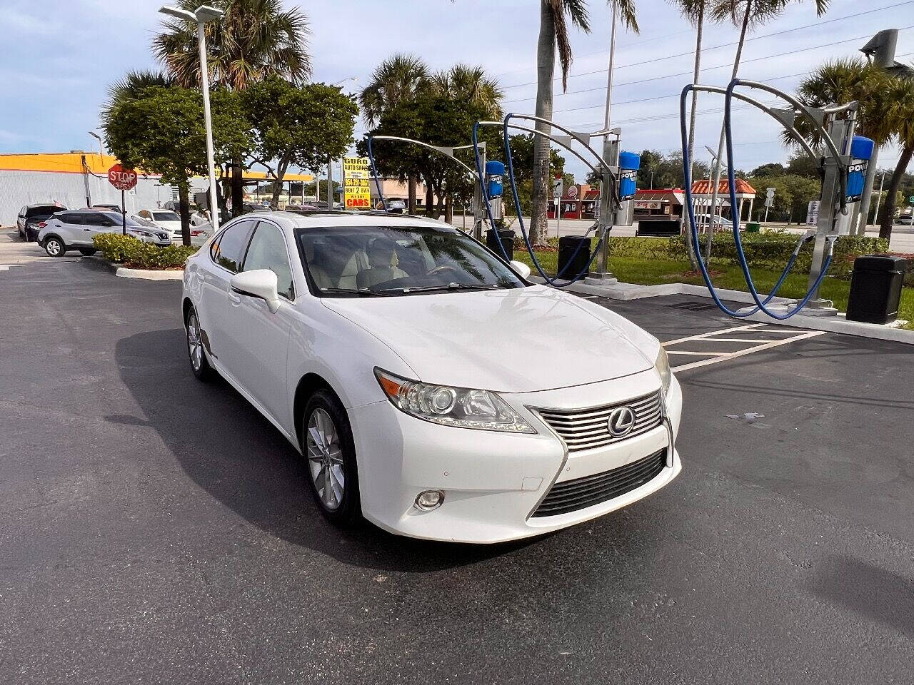 2014 LEXUS ES Sedan - $13,500