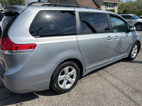 2013 Toyota Sienna LE 8-Passenger