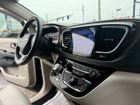 2017 Chrysler Pacifica Touring-L Plus