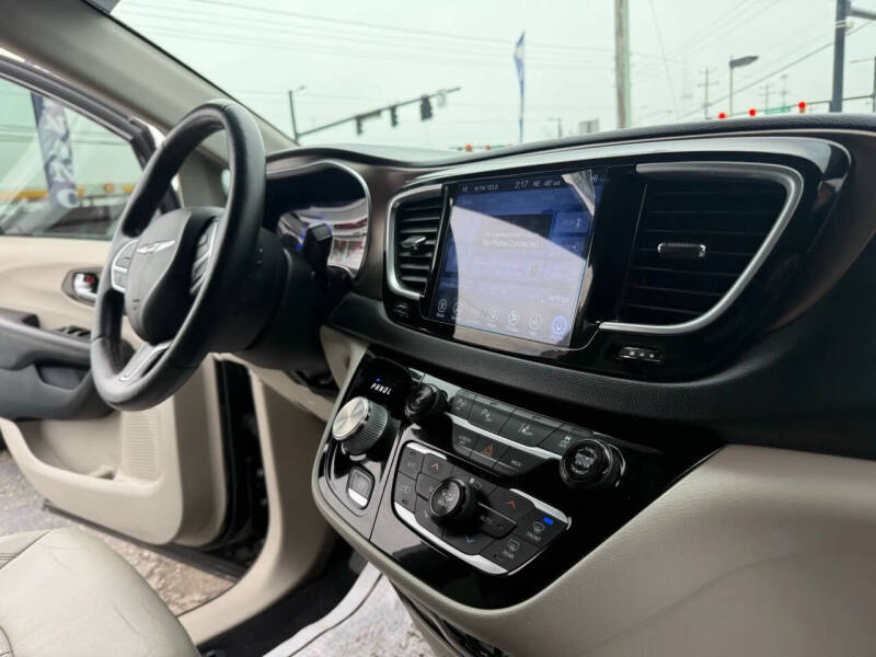 2017 Chrysler Pacifica Touring-L Plus