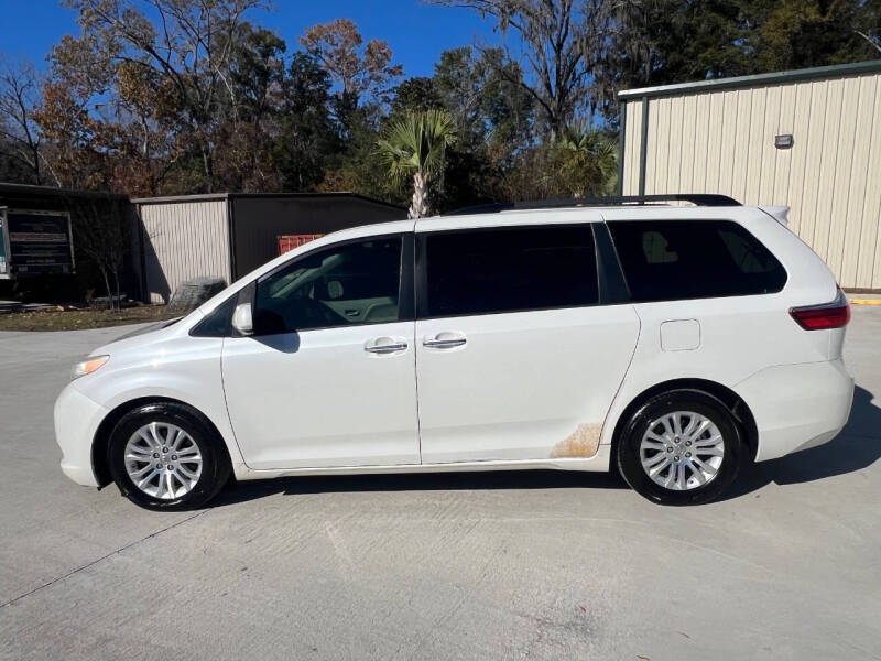 2017 Toyota Sienna XLE 7-Passenger Auto Access Seat