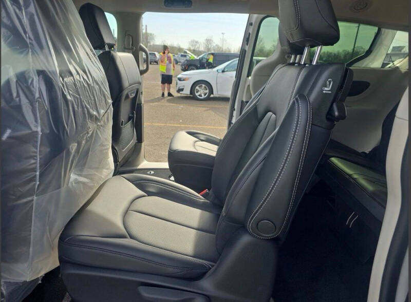 2023 Chrysler Pacifica Plug-In Hybrid Touring L
