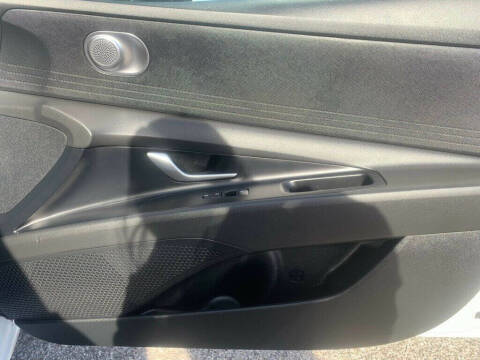 2025 Hyundai Elantra SE