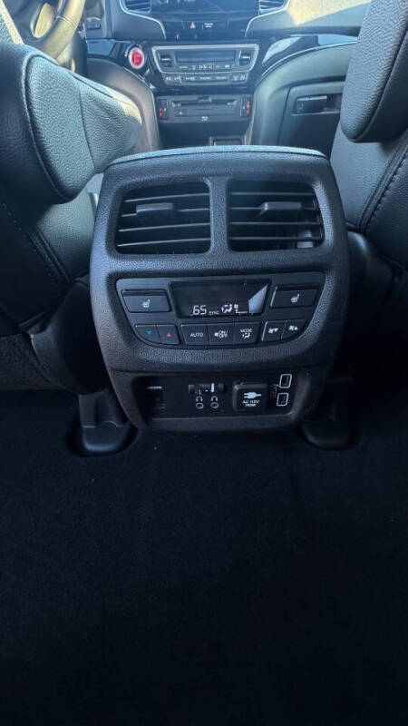 2019 Honda Pilot Touring w/Rear Captain's Chairs