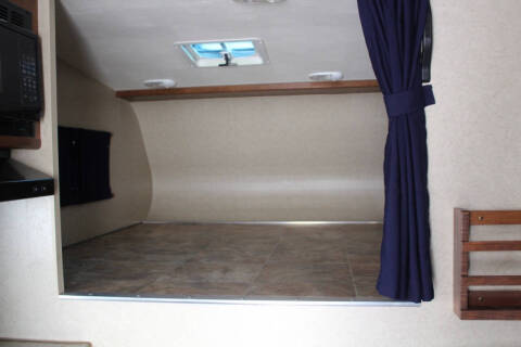 2017 Lance Cab Over 650