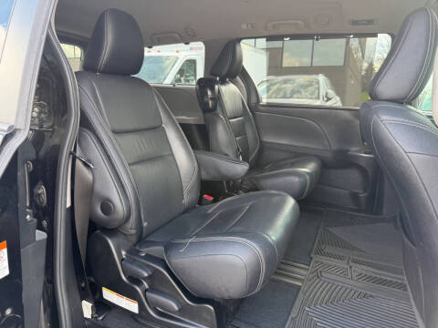 2017 Toyota Sienna SE 8-Passenger