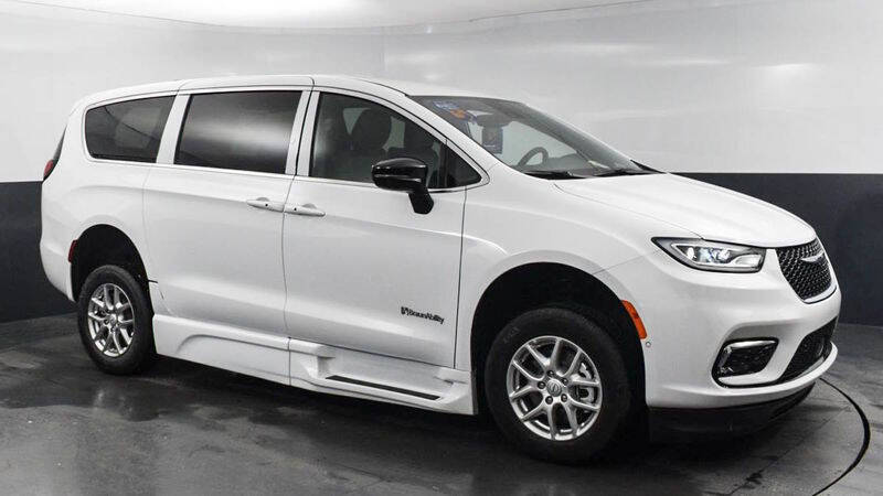 2025 Chrysler Pacifica Select