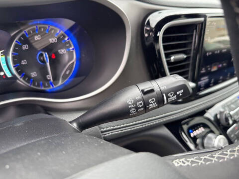 2027 Chrysler Pacifica Select