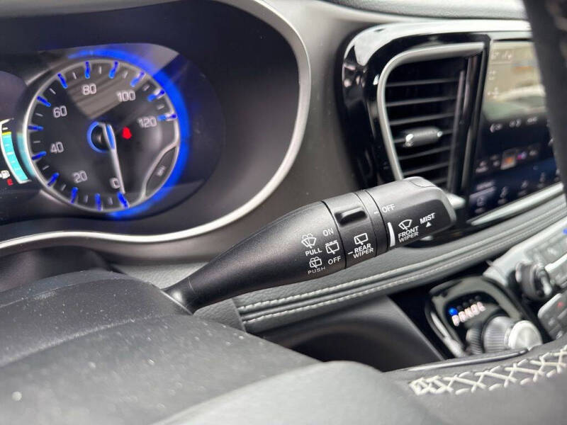2027 Chrysler Pacifica Select