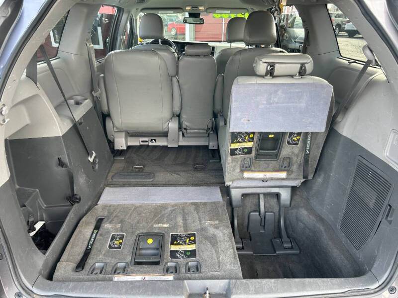 2018 Toyota Sienna LE 7-Passenger Auto Access Seat