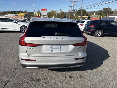 2025 Volvo V60 Cross Country B5 Plus