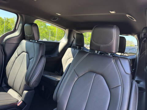 2027 Chrysler Pacifica Select