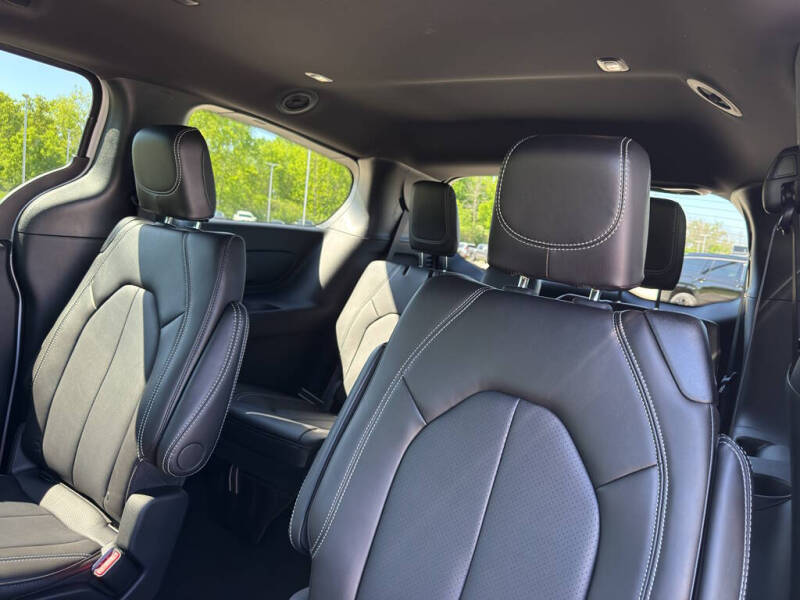 2027 Chrysler Pacifica Select