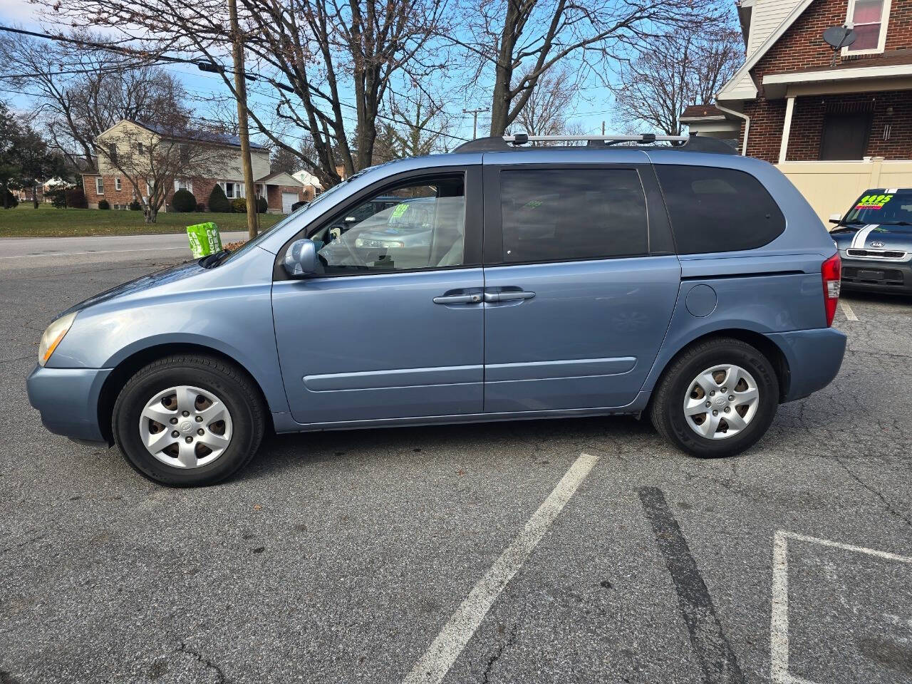 2008 Kia Sedona for sale at QUEENSGATE AUTO SALES in York, PA