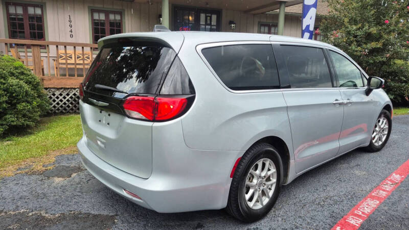 2022 Chrysler Voyager LX