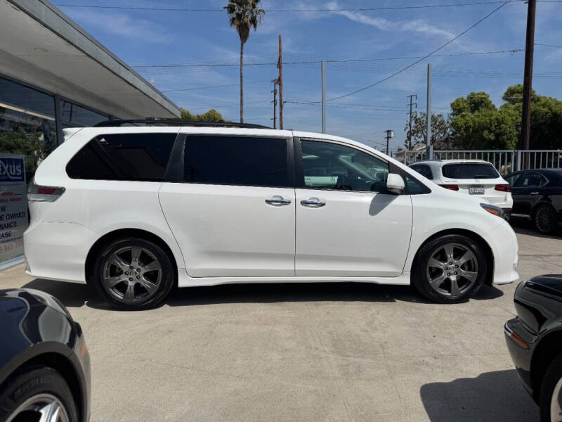 2017 Toyota Sienna SE 8-Passenger