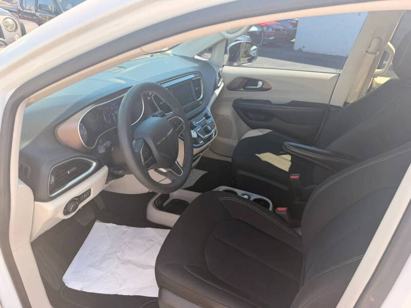 2022 Chrysler Voyager LX