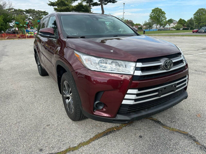2018 Toyota Highlander LE's photo